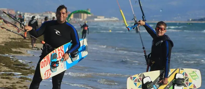 Dos alumnos sonriendo después de su sesión de kitesurf