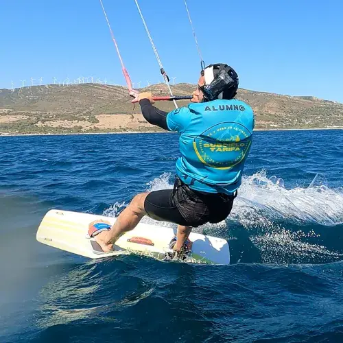 Alumno navegando y practicando ceñida durante una sesión de kitesurf